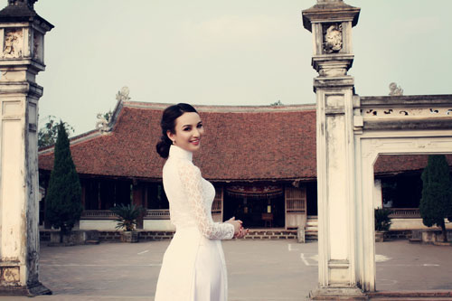 Hoa hậu Ngọc Diễm khoe vai trần ở làng cổ Đường Lâm
