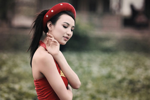Hoa hậu Ngọc Diễm khoe vai trần ở làng cổ Đường Lâm7