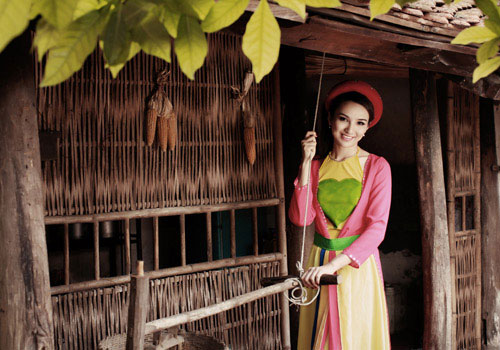 Hoa hậu Ngọc Diễm khoe vai trần ở làng cổ Đường Lâm8