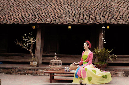 Hoa hậu Ngọc Diễm khoe vai trần ở làng cổ Đường Lâm