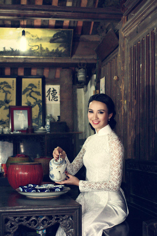 Hoa hậu Ngọc Diễm khoe vai trần ở làng cổ Đường Lâm4