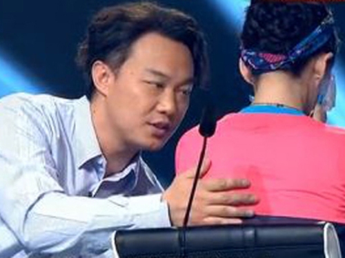 Bị "coi thường", Chương Tử Di khóc nấc trên ghế nóng X Factor 2