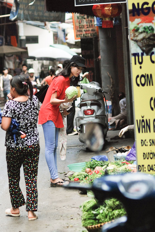 Bắt gặp chân dài Huyền My đi chợ cóc 1 