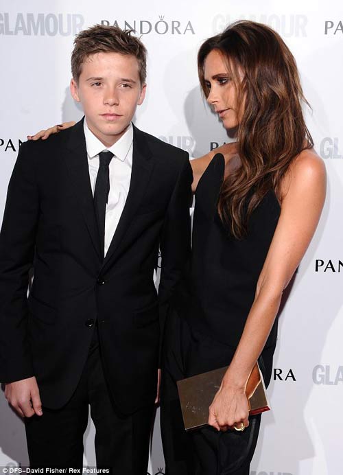 Victoria Beckham cùng con trai đến lễ trao giải Glamour Women 5