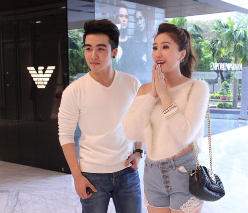 Bảo Thy được anh chàng dắt đi shopping