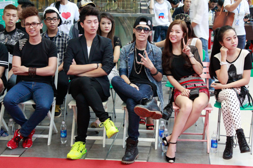 Tinh nghịch bên cạnh hotgirl Hà Anh và diễn viên nhí Tam Triều Dâng 5