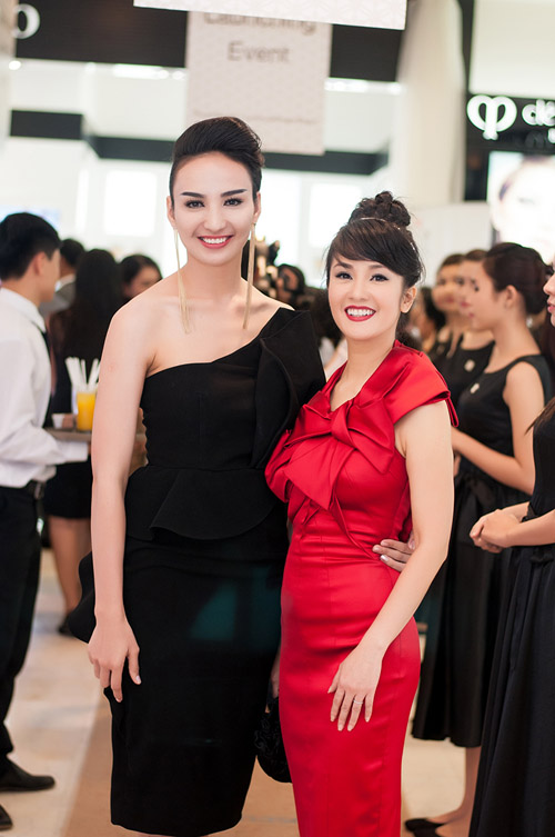 Hoa hậu Ngọc Diễm đọ dáng cùng đàn chị Hồng Nhung