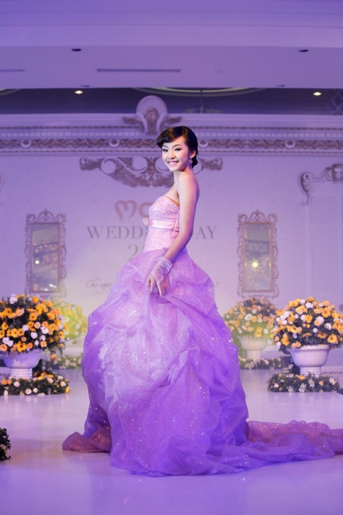Bảo Trân nổi trội trên sân khấu thời trang khi biểu diễn với váy cưới của thương hiệu Zuhee Wedding 1