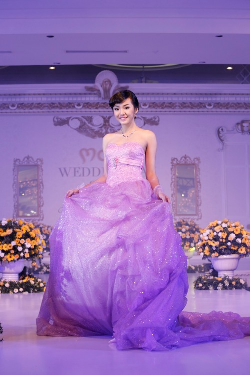 Bảo Trân nổi trội trên sân khấu thời trang khi biểu diễn với váy cưới của thương hiệu Zuhee Wedding 2