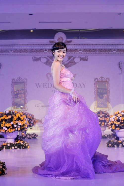 Bảo Trân nổi trội trên sân khấu thời trang khi biểu diễn với váy cưới của thương hiệu Zuhee Wedding 3