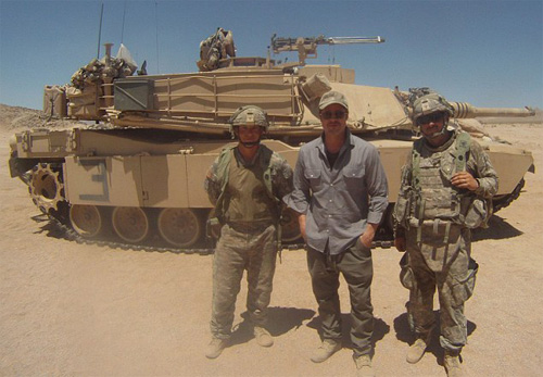 Brad Pitt chụp hình cùng các binh lính Mỹ tại Trung tâm đào tạo Quốc gia Fort Irwin tại bang California