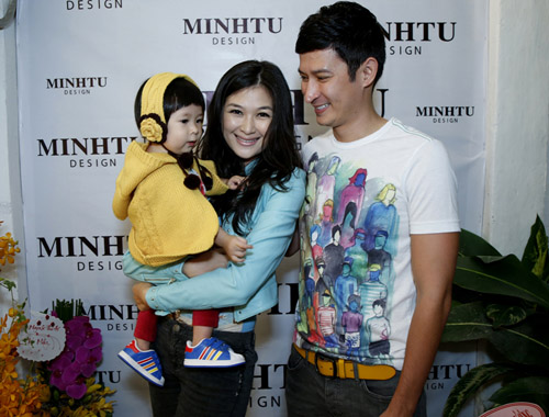 Vợ chồng Huy Khánh chính thức “ra mắt” bé Cát với báo giới