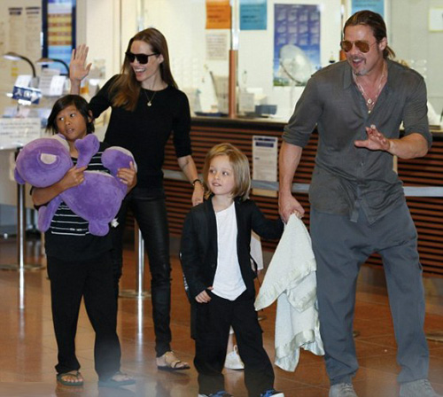 Cả gia đình Brad hào hứng  khi xuống sân bay Haneda hôm chủ nhật