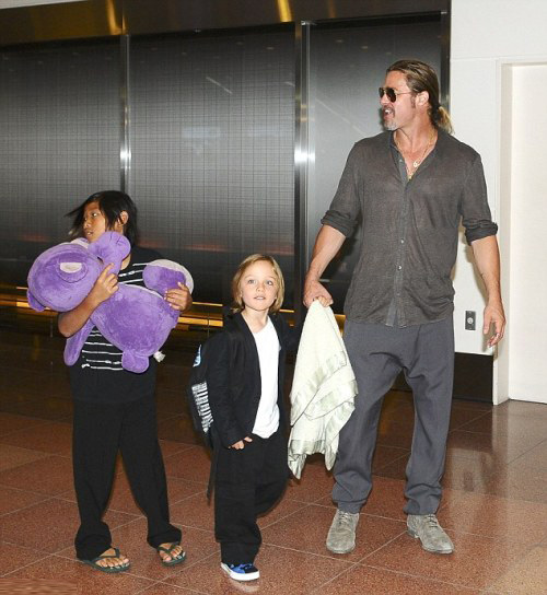 Cả gia đình Brad hào hứng  khi xuống sân bay Haneda hôm chủ nhật 1