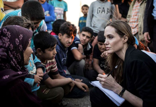 Angelina Jolie trò chuyện với trẻ em tị nạn ở Syria