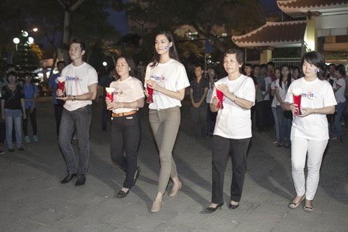 Hoa hậu Thùy Dung thắp hương tưởng niệm các anh hùng 13