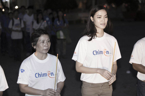 Hoa hậu Thùy Dung thắp hương tưởng niệm các anh hùng 10