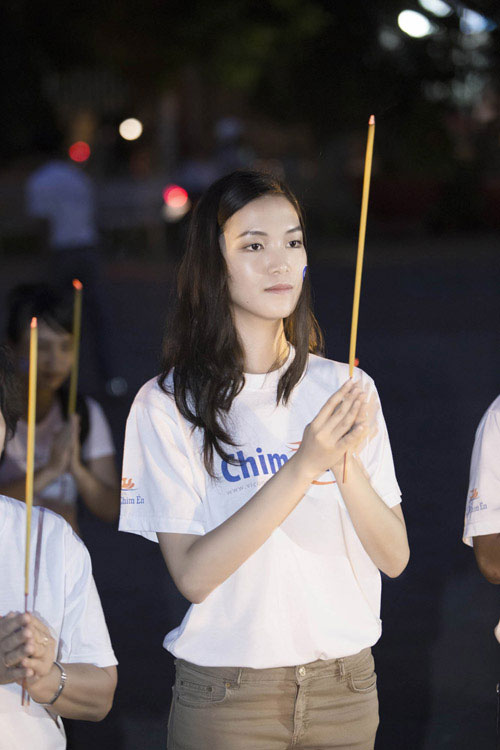 Hoa hậu Thùy Dung thắp hương tưởng niệm các anh hùng 11