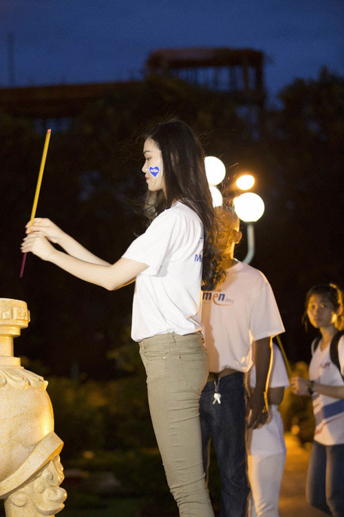 Hoa hậu Thùy Dung thắp hương tưởng niệm các anh hùng 12