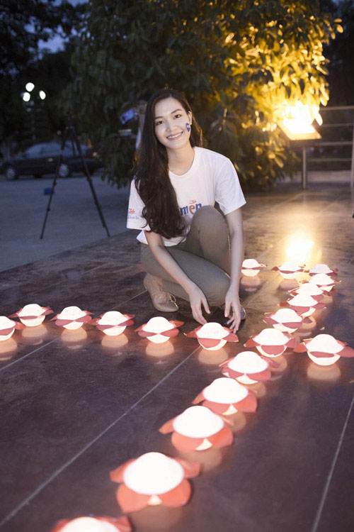 Hoa hậu Thùy Dung thắp hương tưởng niệm các anh hùng 5