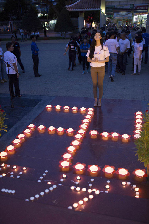 Hoa hậu Thùy Dung thắp hương tưởng niệm các anh hùng 6