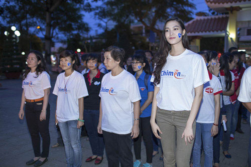 Hoa hậu Thùy Dung thắp hương tưởng niệm các anh hùng 7