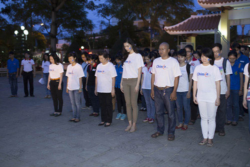 Hoa hậu Thùy Dung thắp hương tưởng niệm các anh hùng 8
