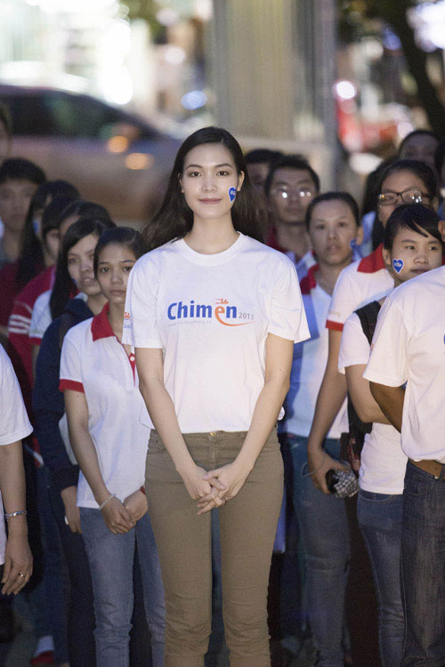 Hoa hậu Thùy Dung thắp hương tưởng niệm các anh hùng 9