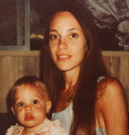 Angelina Jolie lộ ảnh hiếm thời ấu thơ1