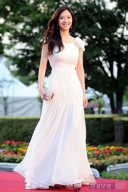Nữ diễn viên Hàn bị chỉ trích vì cố ý ‘khoe thân’ trên thảm đỏ 1