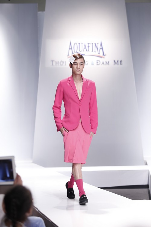 Dàn mẫu nam diện váy hồng tự tin catwalk 3