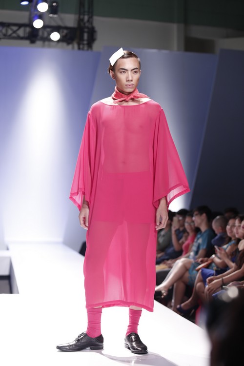 Dàn mẫu nam diện váy hồng tự tin catwalk 1