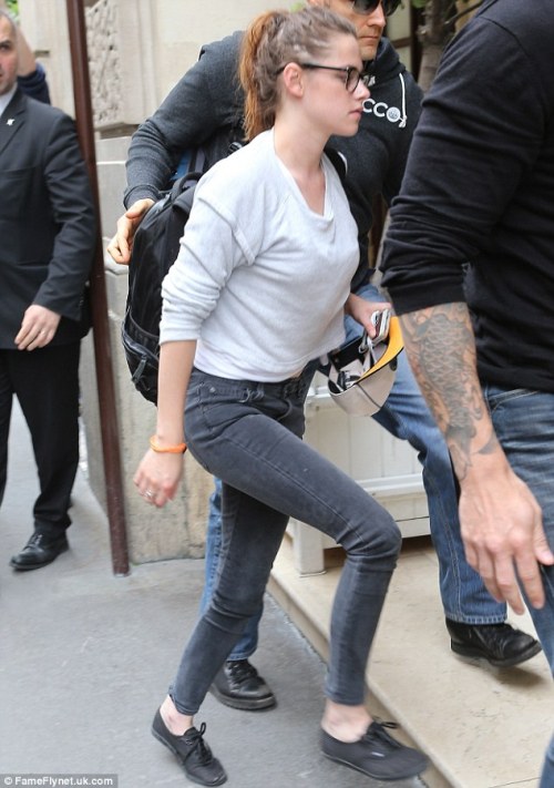 Vắng người tình, Kristen Stewart ủ rũ tham dự Tuần lễ thời trang Paris 1