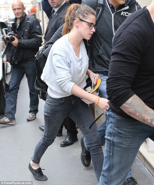 Vắng người tình, Kristen Stewart ủ rũ tham dự Tuần lễ thời trang Paris 1