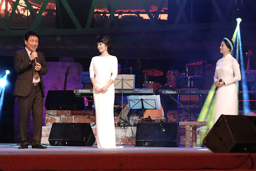  Nhạc sĩ Phú Quang giao lưu cùng ca sĩ Hồng Nhung và diễn viên Lê Khanh – nghệ sĩ Lê Khanh đảm nhận vai trò MC dẫn chương trình