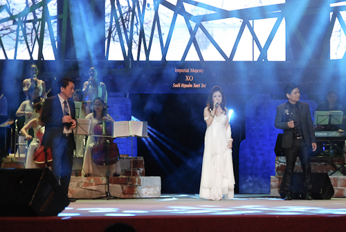 Nhạc sĩ Phú Quang cũng trổ tài ca sĩ trong ca khúc “Heo may” cùng ca sĩ Tấn Minh và nhóm hát bè