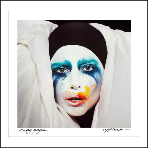 Blooger Perez Hilton đã đăng tải bức hình so sánh giữa bìa single Applause (2013) vừa phát hành của Gaga và hình ảnh quảng bá cho The Girlie Show World Tour (1993) của Madonna. Tuy nhiên người hâm mộ của ca sĩ lập di phản đối kịch liệt vì họ chẳng thấy nét tương đồng giữa hai bức hình
