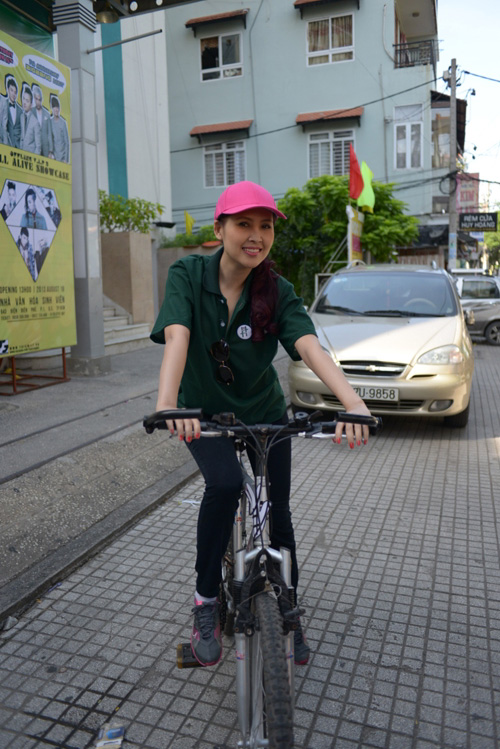 Minh Thư tạo dáng cùng xe đạp