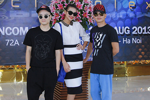 NTK Đỗ Mạnh Cường, Thanh Hằng và Nam Trung khi vừa đáp xuống sân bay Nội Bài