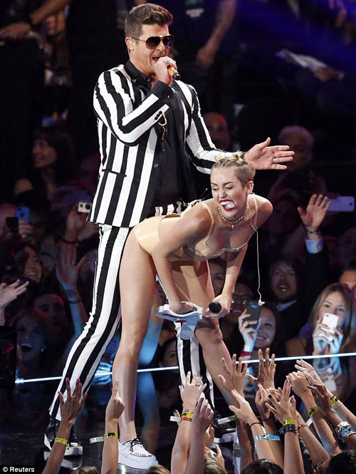 Miley Cyrus bị gọi là ‘thú hoang’ vì diễn dung tục 1