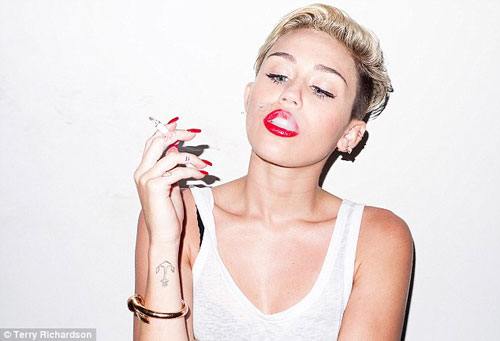 Miley Cyrus bị gọi là ‘thú hoang’ vì diễn dung tục 9