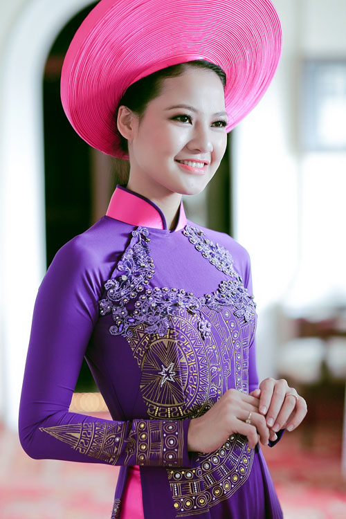 Trần Thị Qu﻿ỳnh duyên dáng áo dài tím ở họp báo 1