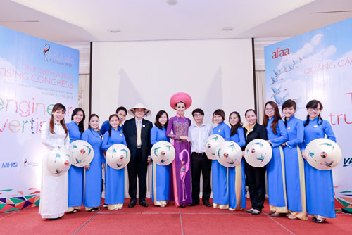 Trần Thị Qu﻿ỳnh duyên dáng áo dài tím ở họp báo 13