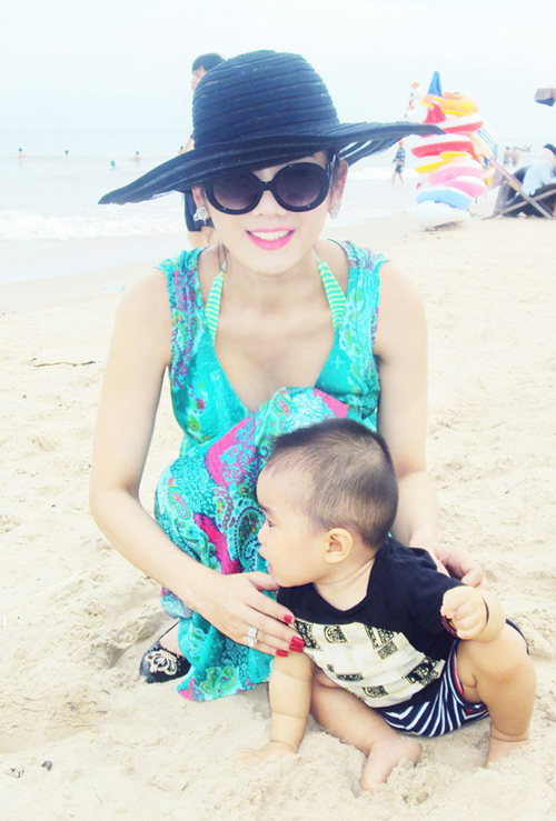 Lâm Chi Khanh diện bikini tắm biển cùng con trai nuôi 1