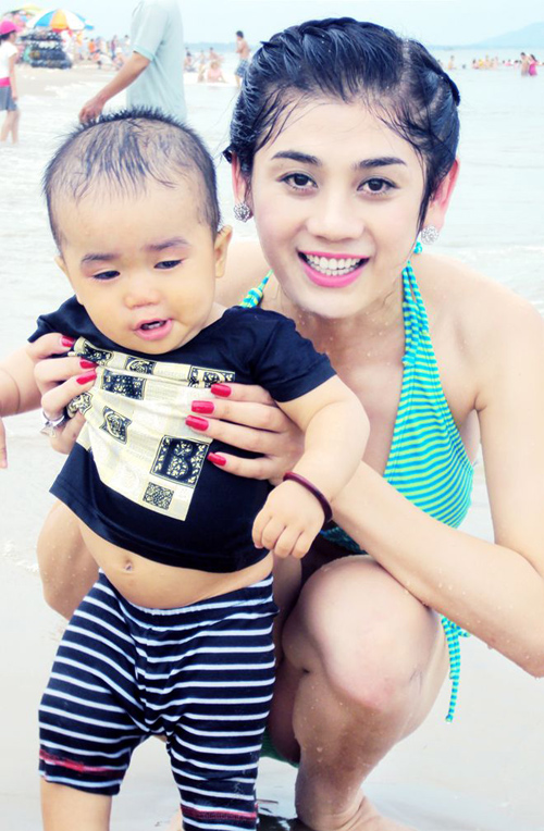 Lâm Chi Khanh diện bikini tắm biển cùng con trai nuôi 0