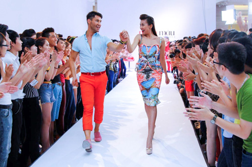 Hết đi giày 2 tấc, Adam Williams trổ tài catwalk 2 kiểu cho nam và nữ 1