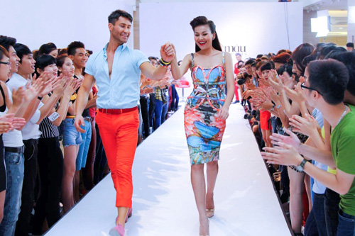 Hết đi giày 2 tấc, Adam Williams trổ tài catwalk 2 kiểu cho nam và nữ 1