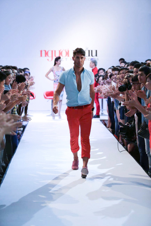 Hết đi giày 2 tấc, Adam Williams trổ tài catwalk 2 kiểu cho nam và nữ 1