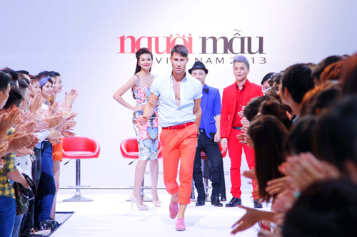 Hết đi giày 2 tấc, Adam Williams trổ tài catwalk 2 kiểu cho nam và nữ 1