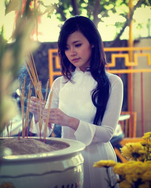 Đằng sau việc các hotgirl vào cửa Phật 1